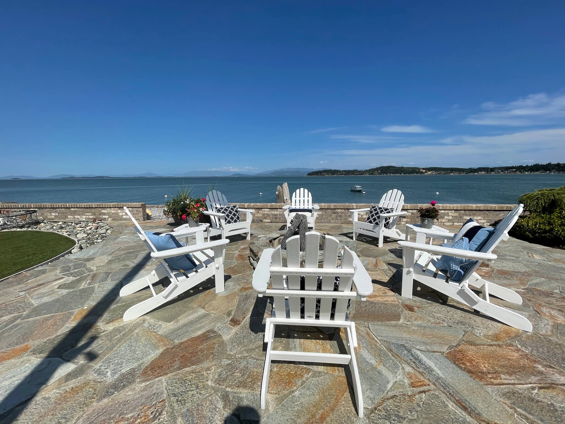 Waterfront-Property-overlooking-Utsalady-Bay-in-Camano-Island