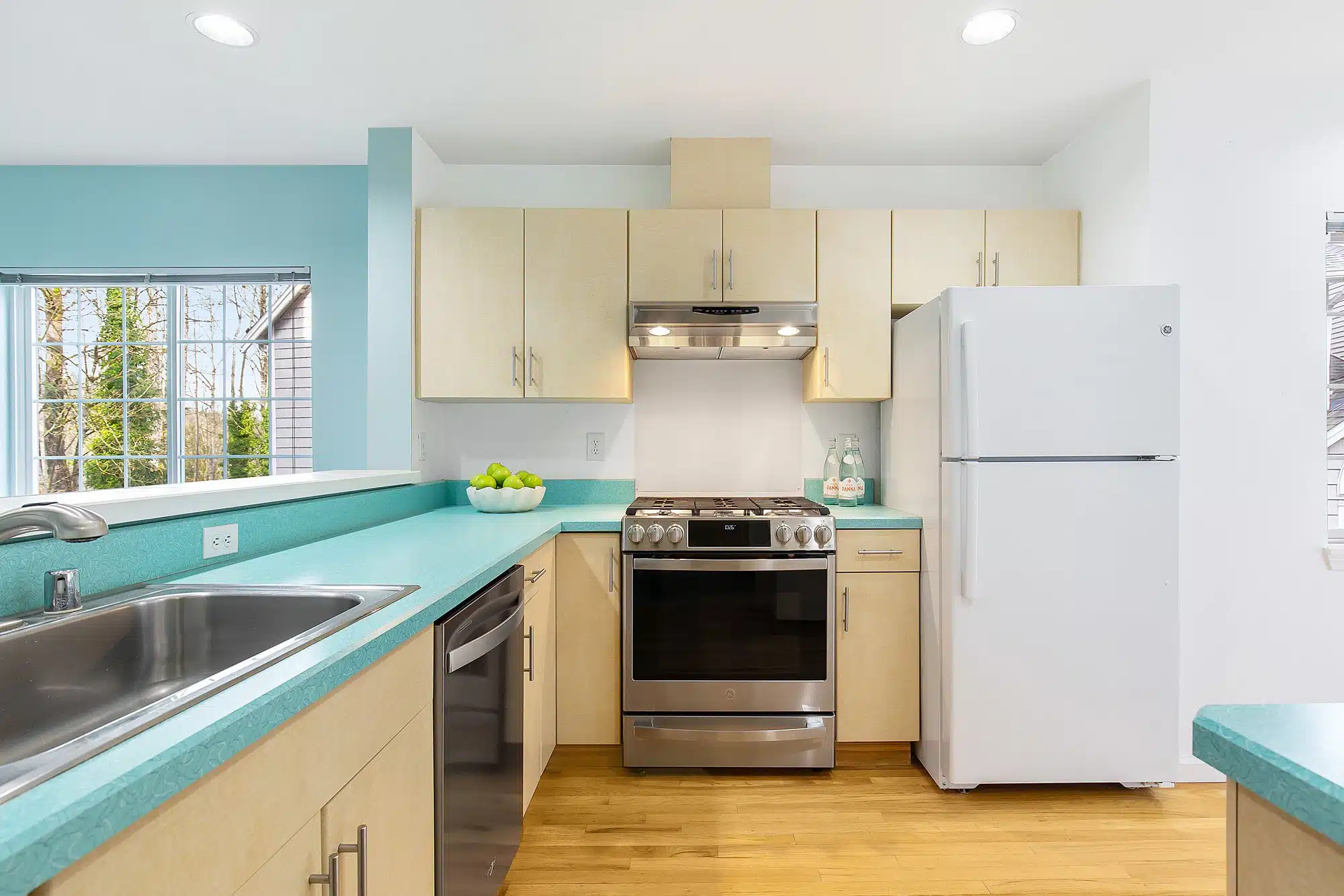Colorful kitchen in Issaquah condo real estate listing