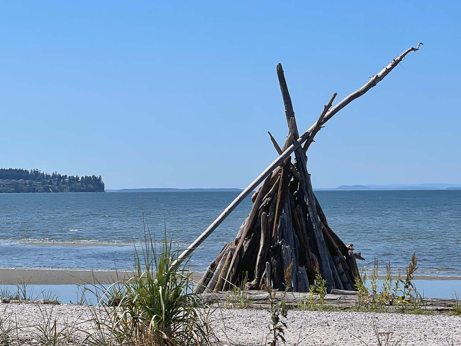 Birch-Bay-neighborhood-beach with wood structure