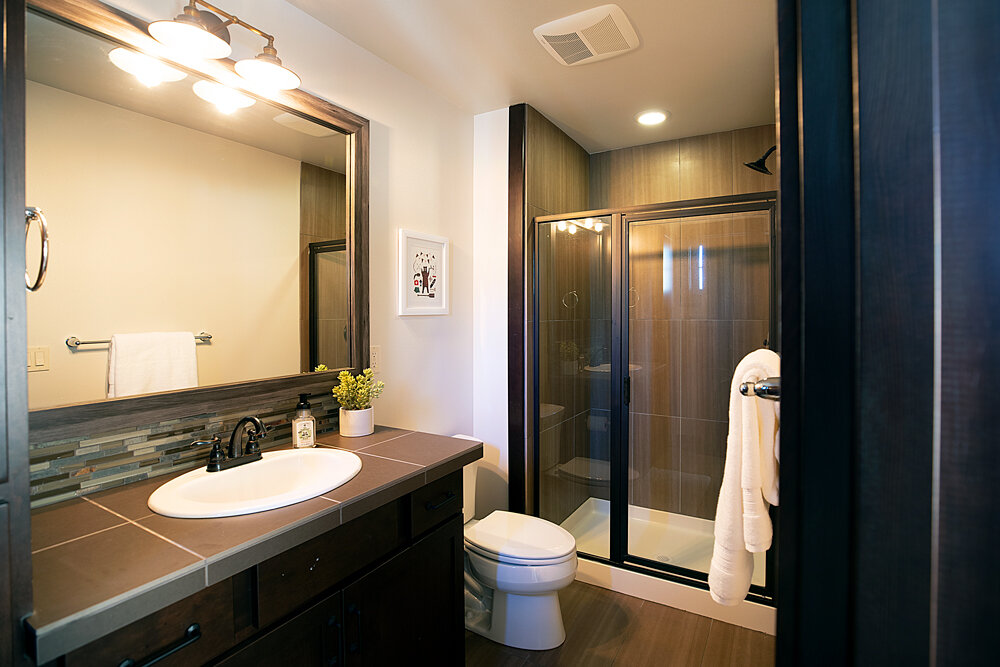 Upstairs-1st-bathroom.jpg