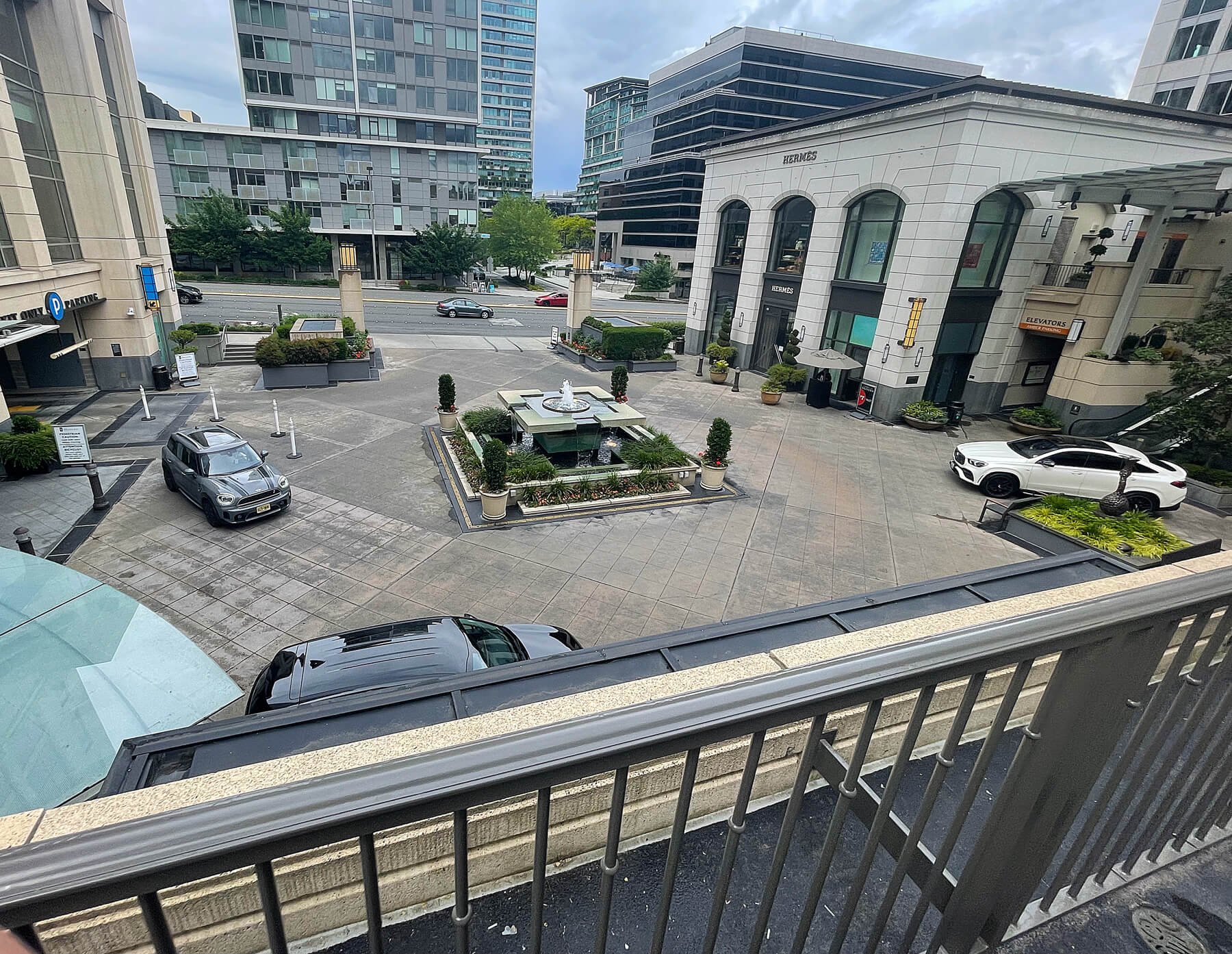 THE-BRAVERN-IN-BELLEVUE round about with luxury cars