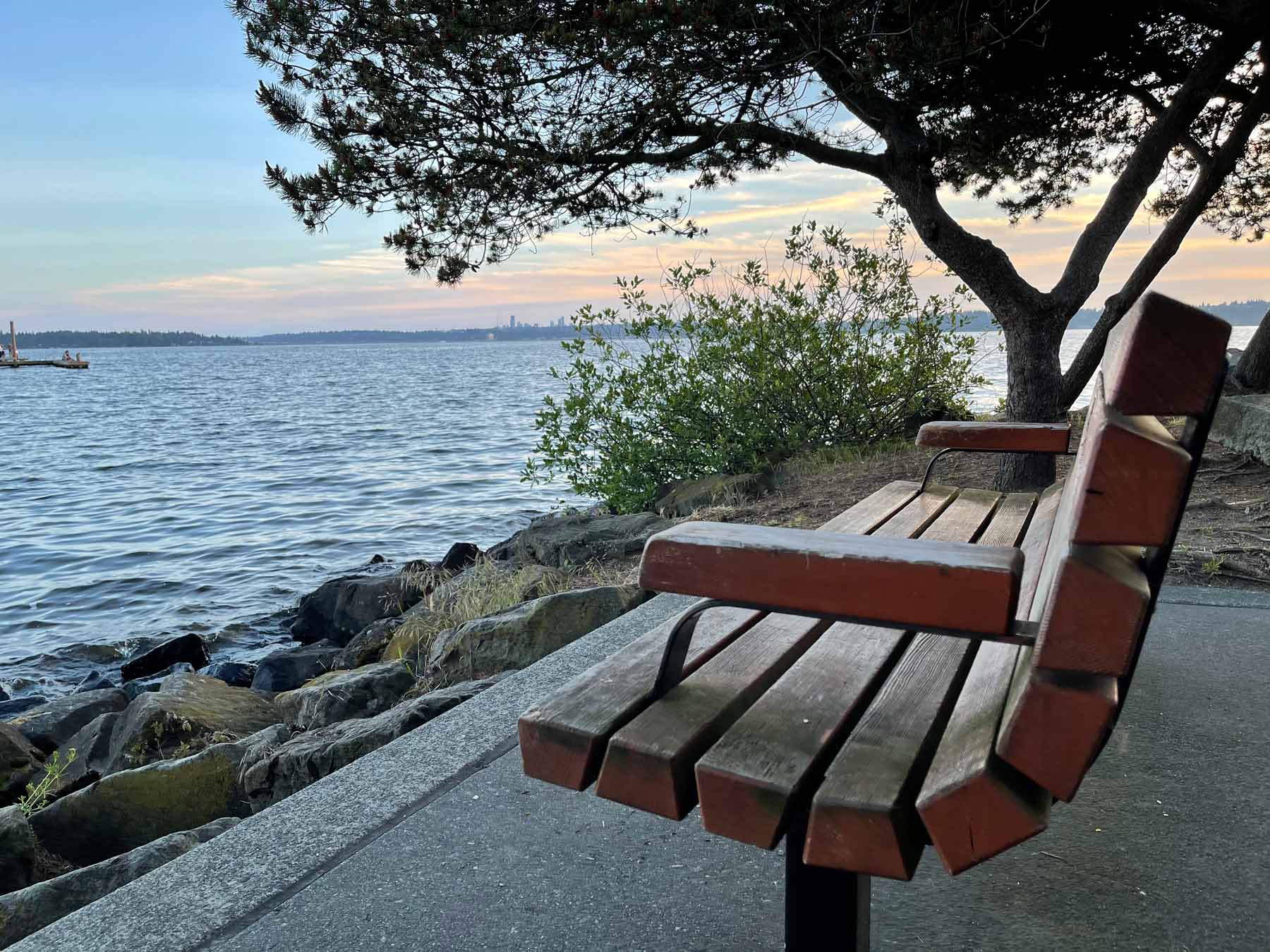 Kirkland waterfront bench on Lake Washington — Kirkland real estate guide.